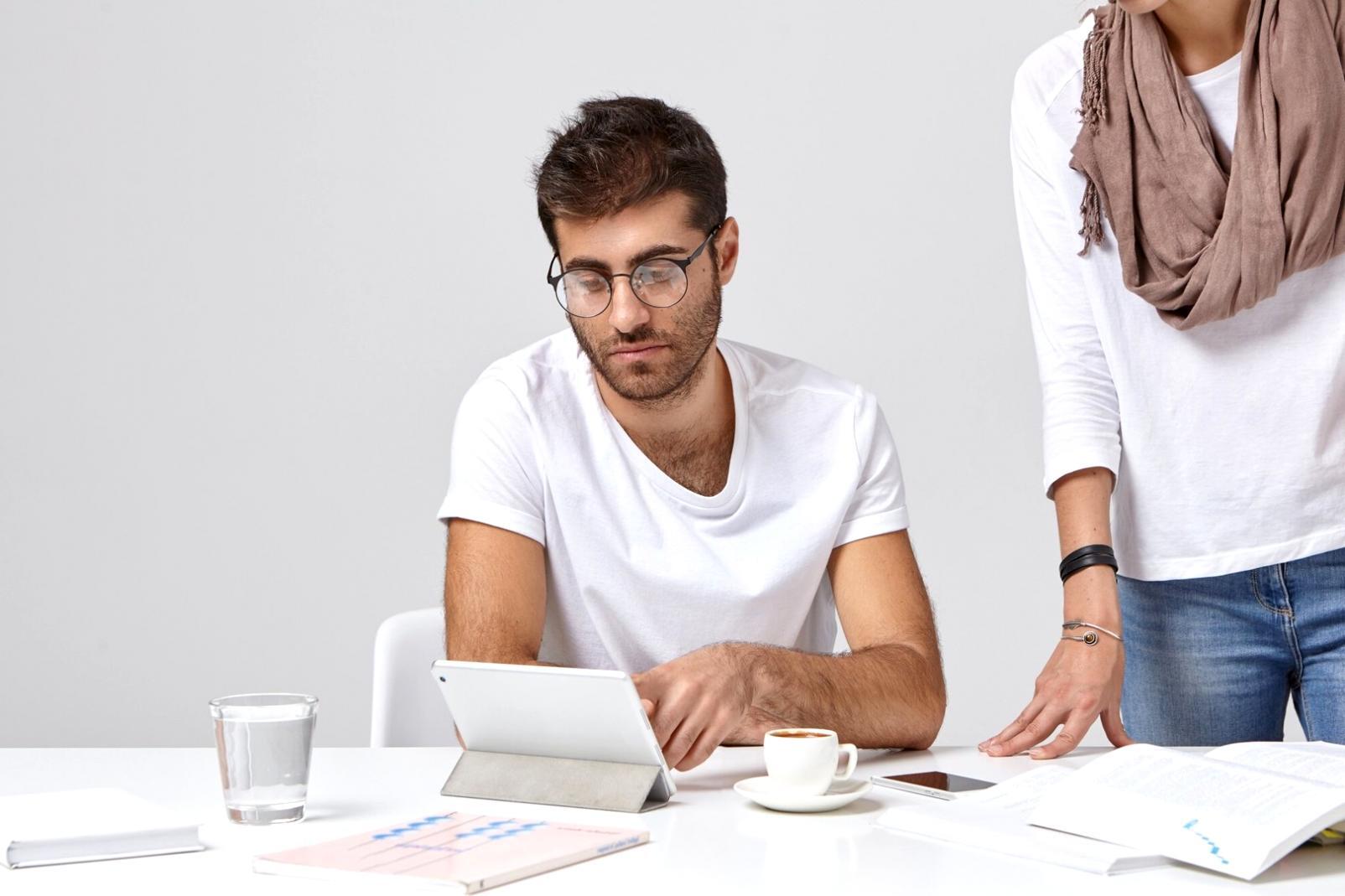 Experte en marketing analysant des données sur un écran d'ordinateur
